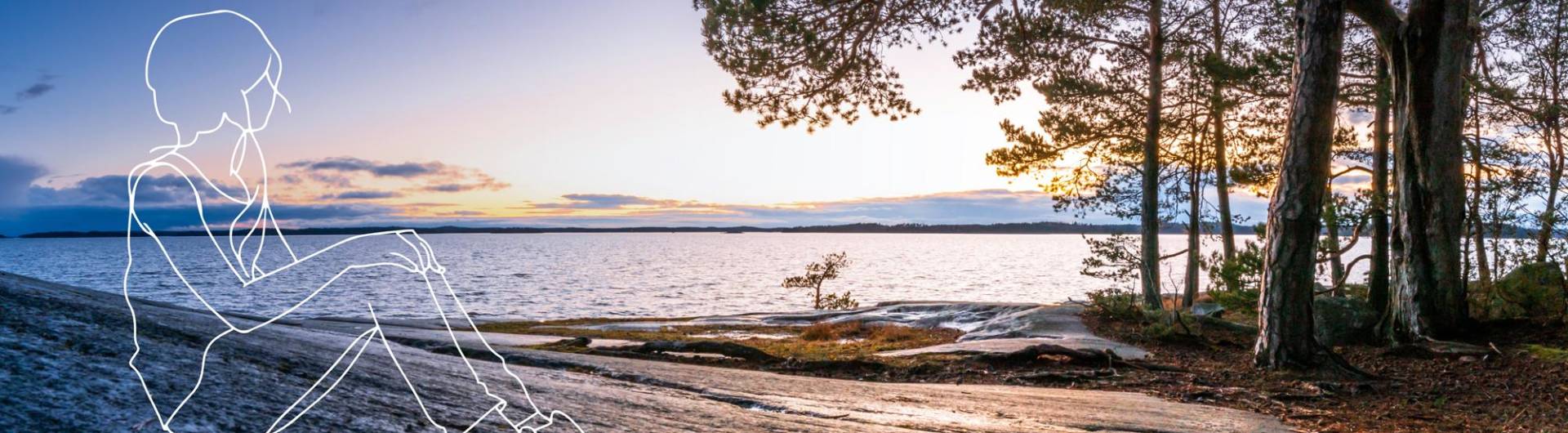 Kallioinen merenranta, mäntyjä. Piirretty ihmishahmo kalliolla istumassa.