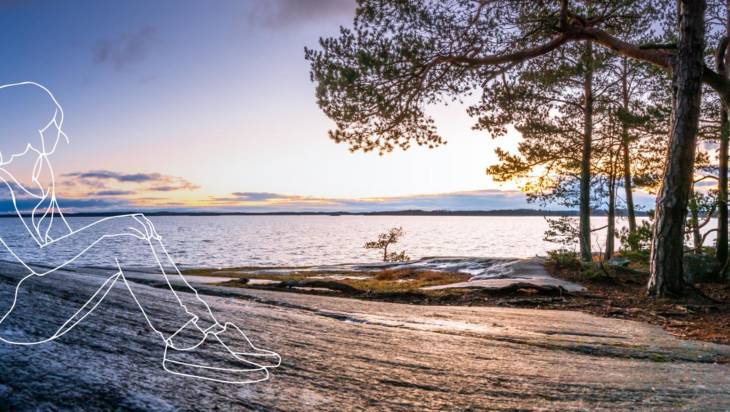 Kallioinen merenranta, mäntyjä. Piirretty ihmishahmo kalliolla istumassa.