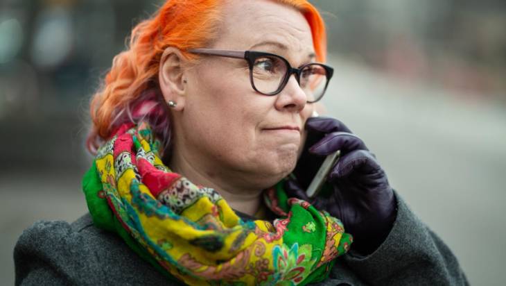 Jaana Taipale pitää puhelinta korvallaan.