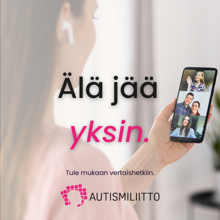 Nainen videochatissa. Puhelimen näytöllä näkyy iloisia ihmisiä.